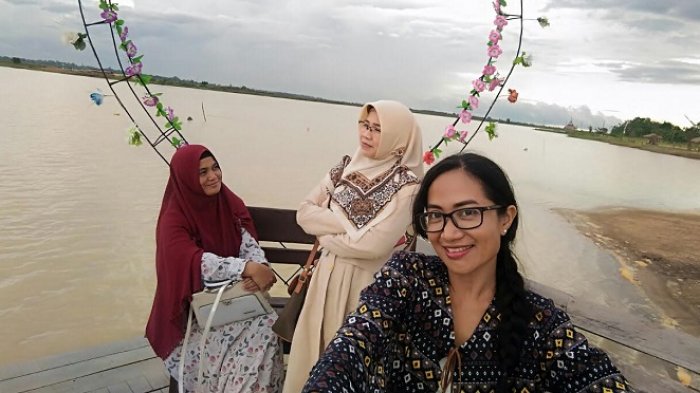 Usai Reuni, Ayu Berwisata Nikmati Keindahan Danau Caramin di Guntung Manggis