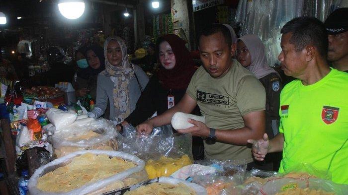 Jelang Ramadan 1441 H, Dandim Martapura Turun ke Pasar Martapura, Pantau Harga dan Stok Sembako
