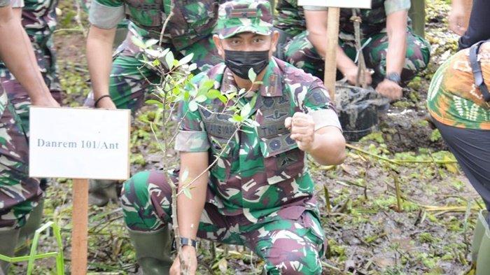Gencarkan Revolusi Hijau, Danrem 101/Antasari Ajak Insan Pers Tanam Mangrove dan Rambai