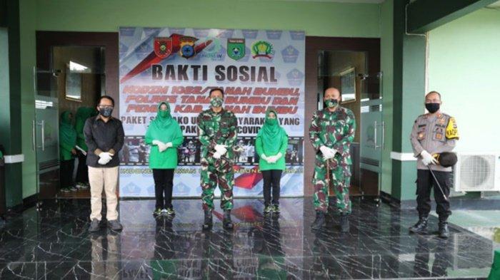 Kunjungi Tanahbumbu, Danrem 101 Antasari Serahkan Paket Sembako