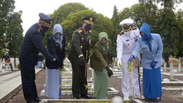 Danrem 101/Antasari Pimpin Ziarah HUT ke-76 TNI di Kalsel