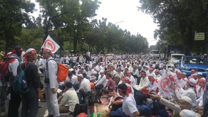 Pemandangan Lain di Aksi 212, Relawan Tunanetra Pijat Gratis Bagi Peserta Demo