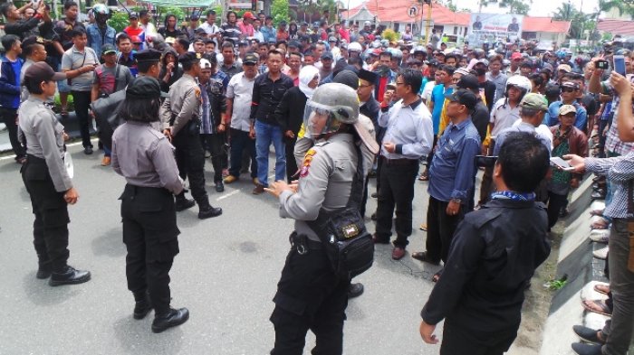 Usai Didemo Kantor KPU dan Panwaslih Kapuas Terlihat Sepi, Petugas Kepolisian dan TNI Santai