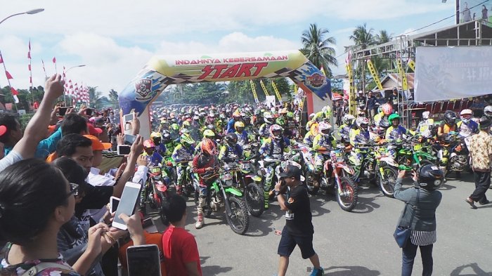 Kehadiran Ratusan Crosser pada Adventure Jabul 2017 Ini Menjadi Tontonan Warga Kapuas