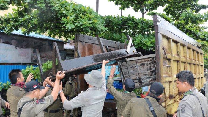 Diguyur Hujan Deras, Petugas Satpol PP Banjar Tetap Melakukan Penertiban PKL