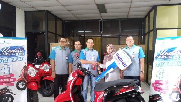 Bank Kalsel Kantor Cabang Utama Serahkan 9 Hadiah Simpeda KPE 2018
