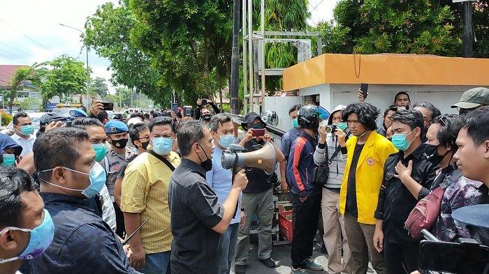 Satu Mahasiswa Diamankan, Pendemo Omnibus Law Ngelurug ke Polda Kalsel, Bersitegang dengan Polisi