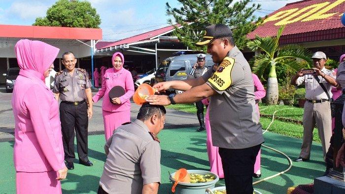 Terima Kenaikan Pangkat, Personel Polres HSU Jalani Tradisi Disiram Air Kembang