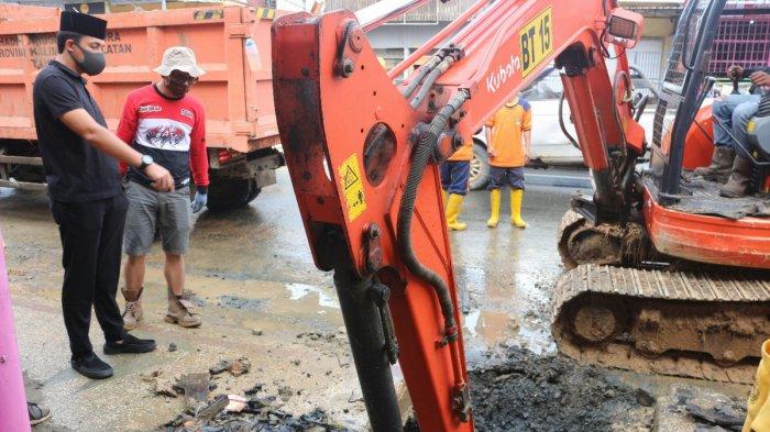 Sekda Tanbu Pimpin Kerja Bakti Atasi Genangan Air di Kelurahan Kampung