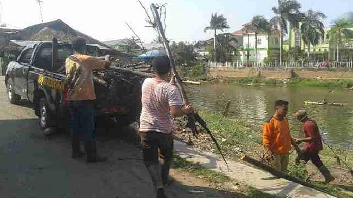 Disperkim Banjar Sediakan Armada Pengangkut Sampah di Sungai