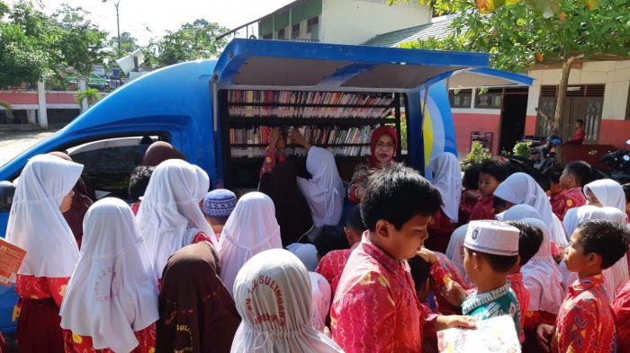 Kepala Sekolah SDN Murungpudak Tersanjung Dan Terbantu Perpustakaan Keliling