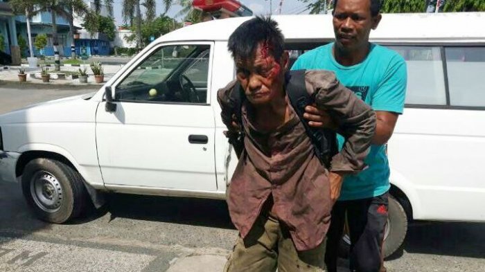 Nahas Nasib Pejalan Kaki ini, Saat Akan Menyeberang Malah Ditabrak Pengendara Motor