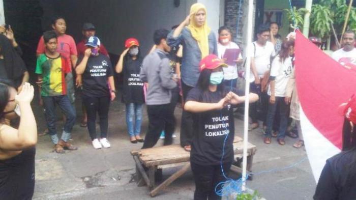 Umumkan Gang Dolly Tetap Buka, PSK Gelar Upacara Bendera
