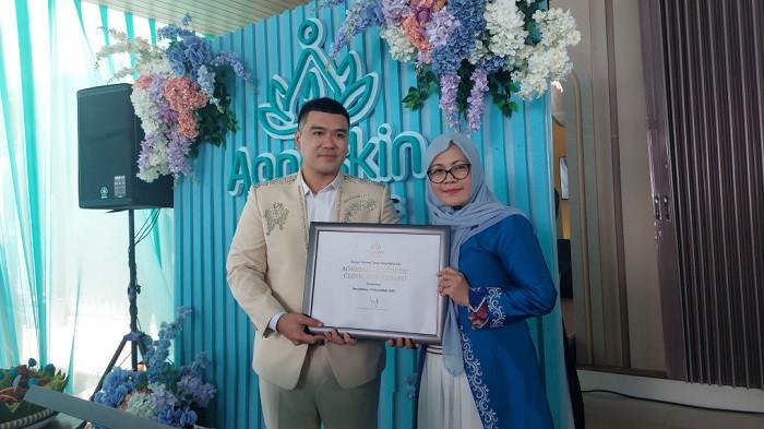 FOTO BERSAMA- dr E Randy Suryadinata MBiomed (AAM) foto bersama Renyta Setyawati SP MT selaku perwakilan walikota Banjarbaru.