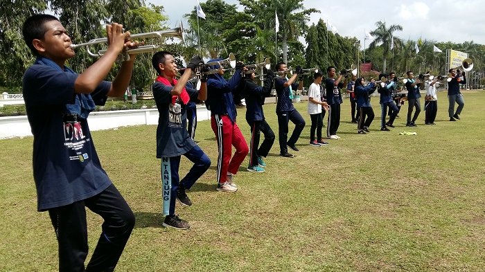 Tim Drum Band Tabalong Fokus Latihan, Cuaca Tak Menentu Jadi Kendala