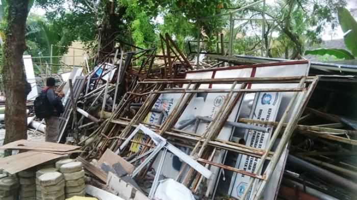 Rangka Baliho Bekas Penertiban Menumpuk