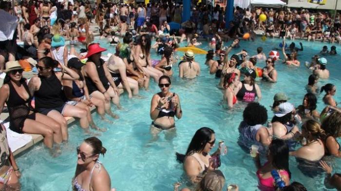 20.000 Lesbian Kumpul, Pembicaraan Seputar Ukuran Payudara dan Bokong