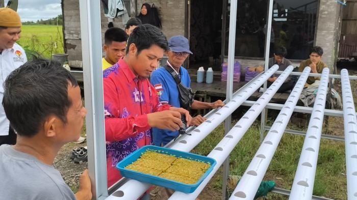 Pemberdayaan Kelompok Tani Desa Penggalaman Lewat Budidaya Hidroponik, Solusi Pertanian Masa Banjir