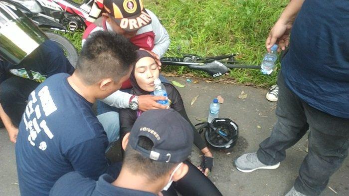 Elfa Pesepeda dari HSS Queen of Mountain Tour de Loksado 2021, Begitu Finish Langsung Diberi Oksigen