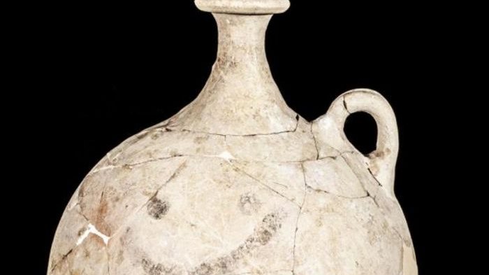 Di Pot Berusia 3.700 Tahun Ditemukan Emoji Smiley