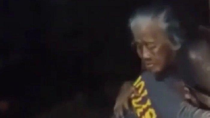 Aksi Heroik Seorang Polisi Kalsel Gendong Nenek yang Jadi Korban Banjir Tuai Pujian