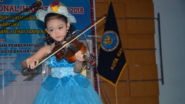 Penampil di Hari Anti Narkoba Itu Ternyata Juara Violin Asia Pasific, Umurnya Baru 9 Tahun Lho