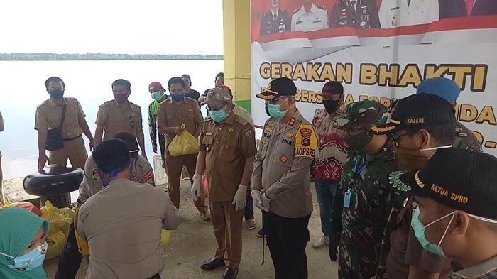 Datangi Warga Terdampak Covid-19 di Kotabaru, Forkopimda Bagi Sembako
