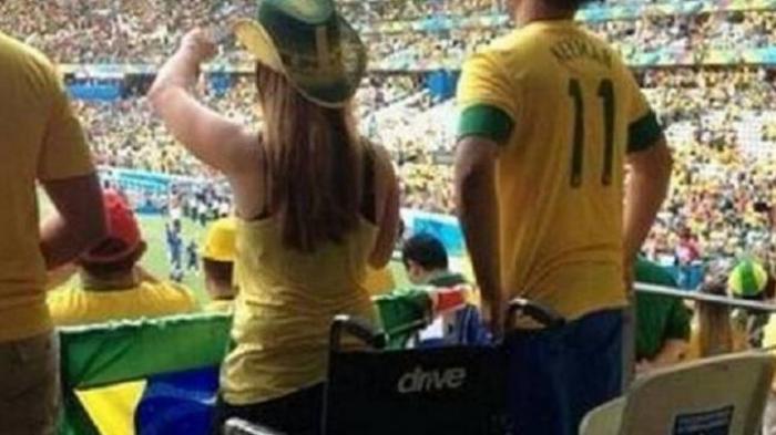 Difoto Seorang Difabel Berdiri Saat Tonton Piala Dunia