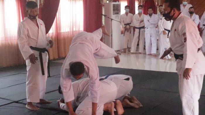 Laksanakan Tugas Pengamanan TPS, Personil Polres Tabalong Dibekali Keterampilan Bela Diri