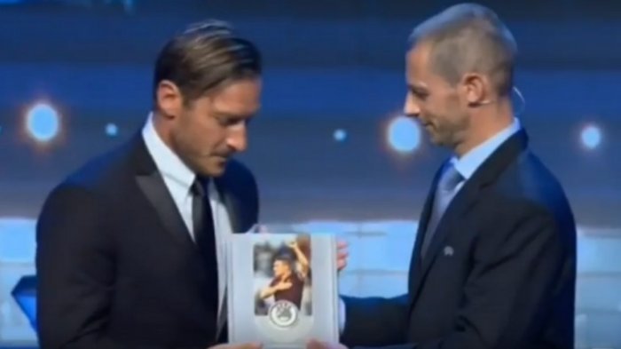 Legenda Sepak Bola, Francesco Totti Raih Penghargaan UEFA President's Award 2017