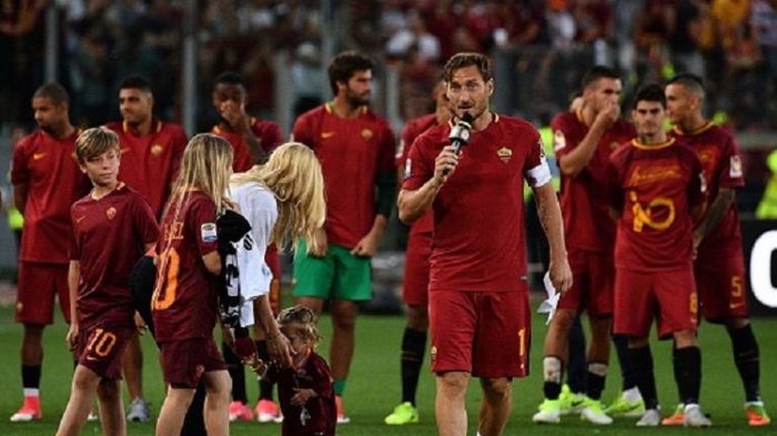 Ini Tangis Haru Totti di Hadapan Publik Olimpico Saat Perpisahan