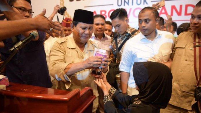 Prabowo Tahan Tangis Saat Terima Celengan Gadis Kecil, Jawa Gendis : Biar Bapak jadi Presiden