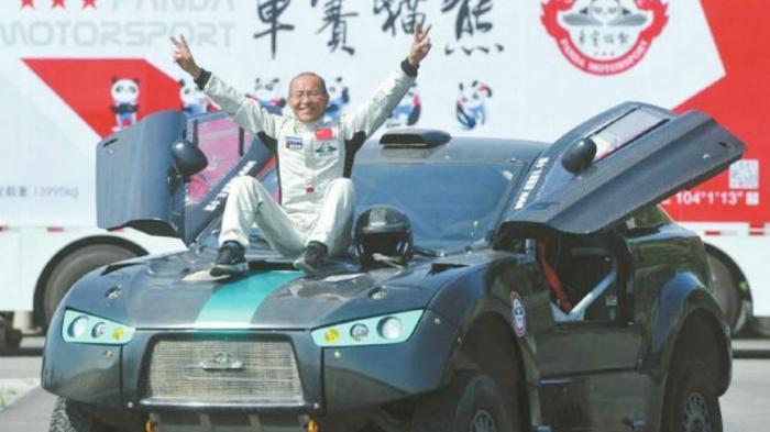 Kakek 61 Tahun Ini Memukau Netizen dengan Kemampuan Menyetir Mobil Balap dan Perut 'Sixpack'nya