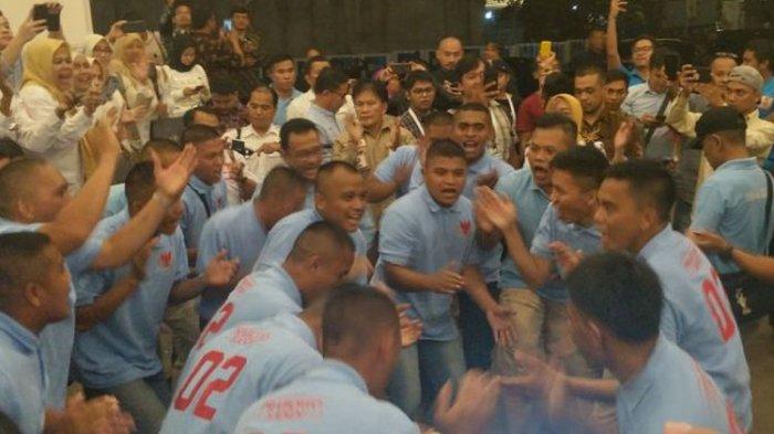 Adu Gaya Pendukung Jokowi & Prabowo di Debat Capres Kedua Pilpres 2019, Ibu-ibu dan Lelaki Tegap