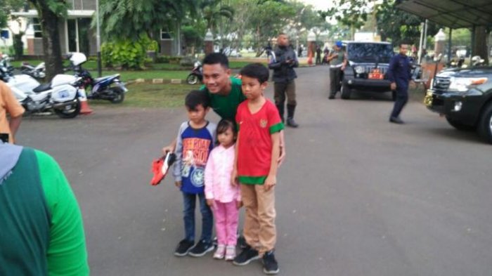 Gelandang Timnas Ini Dikunjungi Keponakannya yang Sakit