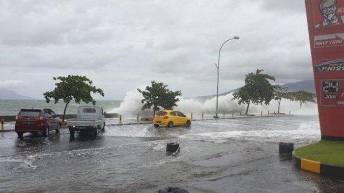 Warga Histeris dan Panik, Gelombang Tinggi Mirip Tsunami Terjang Pantai di Manado, BMKG Sebut Ini