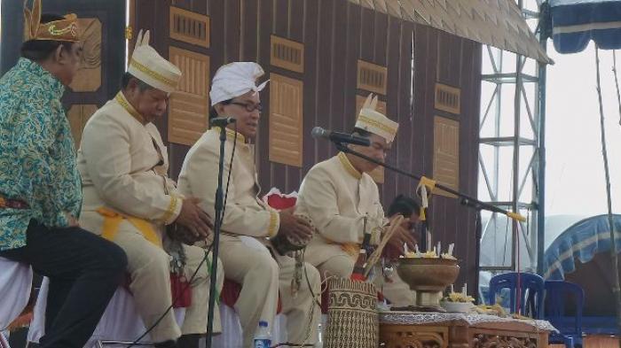 Wow! Mantir Adat Dayak Gelar Ritual Gerhana 
