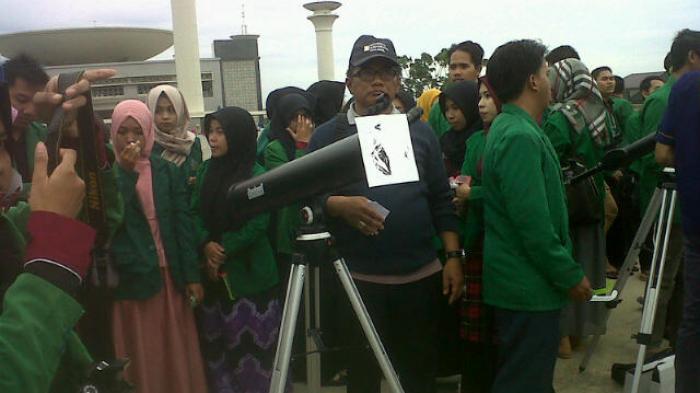 Puluhan Mahasiswa IAIN Bawa Dua Teleskop Intip Gerhana