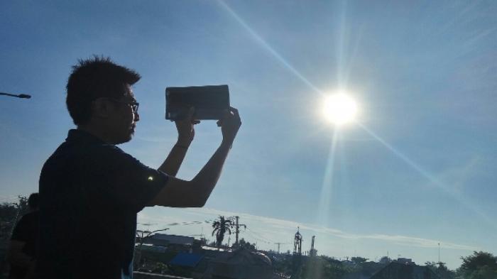 Mau Tahu Apa yang Dilakukan Warga Banjarmasin Saat Gerhana? Ini Foto-fotonya