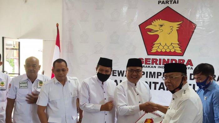 Ketua DPD Gerindra Kalsel Serahkan Berkas Surat Rekomendasi kepada Pasangan Denny-Difriadi