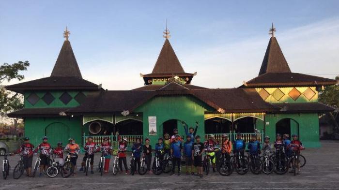 731 CC dan BPCC Gowes ke Masjid Sultan Suriansyah