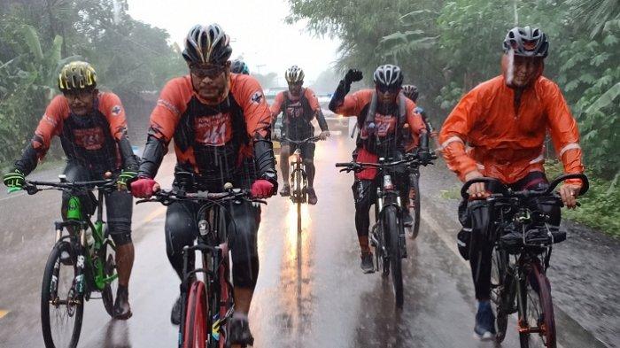 Ketika Goweser Polres HSU Tempuh Rute HSU-Banjarbaru, Kapolres Rela Hujan-hujanan