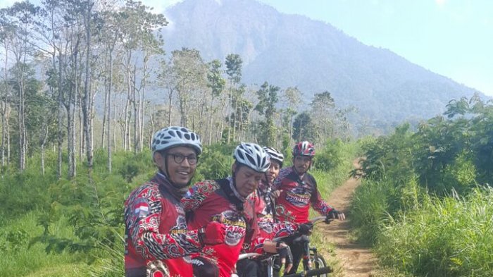 Goweser Kayuh Baimbai Taklukkan Lereng Gunung Ijen