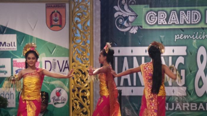 Tiga Penari Cantik Bawakan Tarian Bali