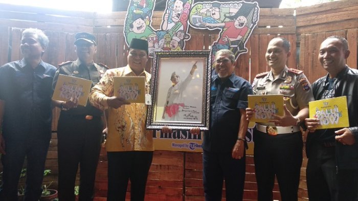 Paman Birin Begitu Bahagia Terima Hadiah Mirip Soekarno saat HUT ke-47 Banjarmasin Post