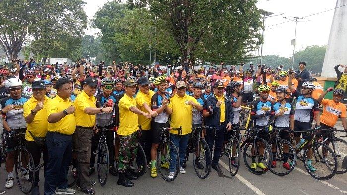 Peserta Gowes Tour de Loksado 2019 Dilepas Paman Birin, Gubernur Kalsel Kibarkan Bendera Start