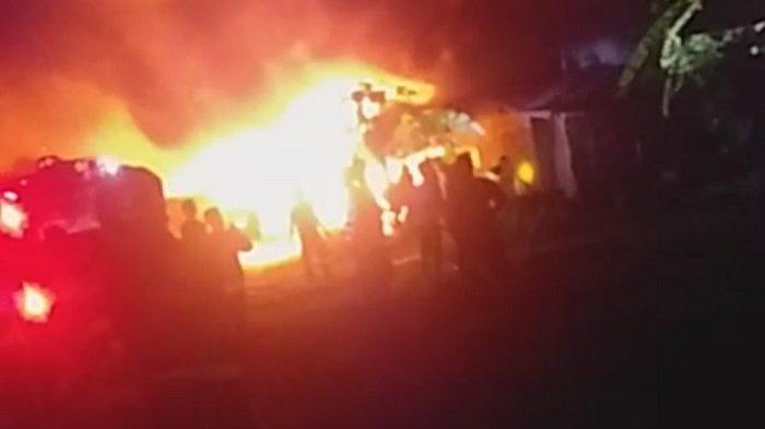 Gudang Rak Telur di Bati-Bati Terbakar, Hitungan Menit Bangunan Habis Dilahap si Jago Merah