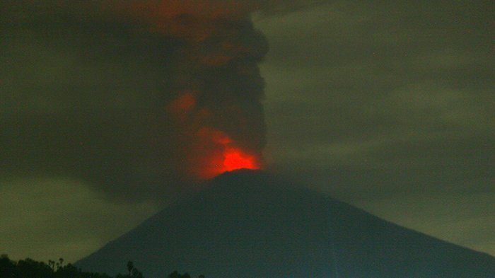 Lava Gunung Agung Mulai Menyembur Seperti Air Mancur dari Dalam Kawah