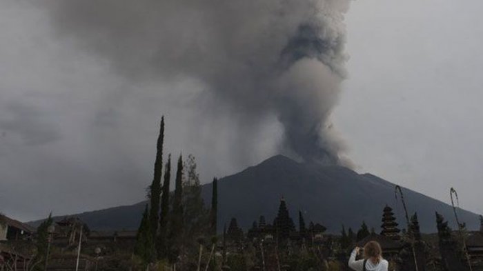 Wow! Dalam Tempo Satu Jam Gunung Agung Alami Erupsi 3 Kali, Ini Faktanya