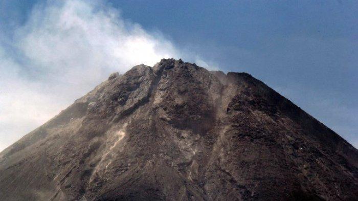Gunung Merapi Keluarkan Awan Panas, Letusan Setinggi 800 Meter, Warga Beraktivitas Seperti Biasa